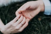 失恋后买了手机，如何挽回情人？（情人失落，手机安慰；失落解决，情人回归。）