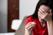 喜欢上离异男人，他突然不理我了怎么办？（探讨喜欢上离异男人后可能遇到的问题及应对方法）